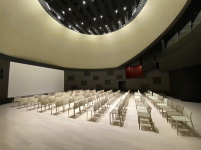 4階円形ホール　室内横から座席とスクリーンを映した様子