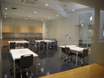 会議室全面　机を別々に配置した様子