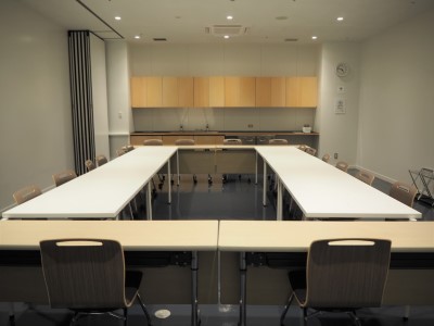 会議室全面　机を四角に並べた様子